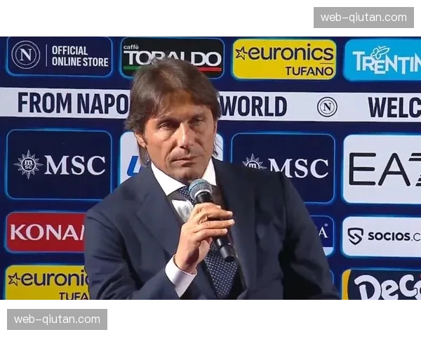 克瓦拉茨赫利亚绝杀后冲向北看台,与那不勒斯球迷共庆 克瓦拉茨赫利亚绝杀后冲向北看台,与那不勒斯球迷共庆