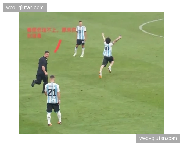 看台花絮:蒙彼利埃小球迷高举“我爸爸是超级英雄”标语庆祝生日