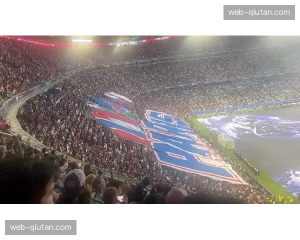 蒙特利埃球迷看台展示巨型TIFO,致敬球队钢铁防线 蒙特利埃球迷看台展示巨型TIFO,致敬球队钢铁防线