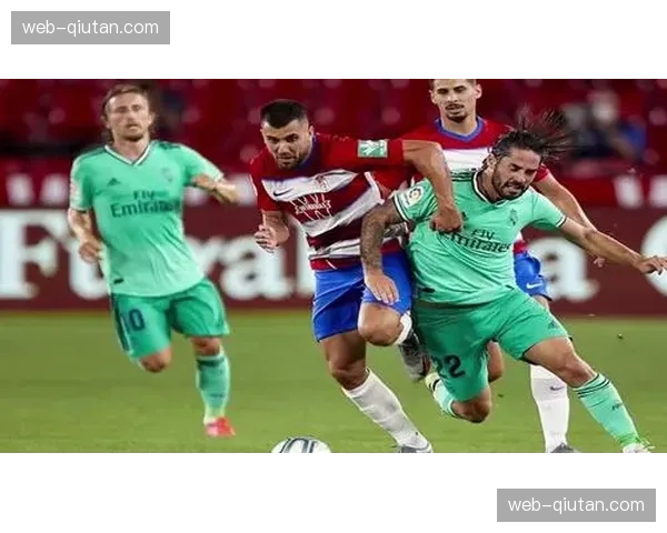 现场：皇马对阵格拉纳达赛前，全场为逝世的俱乐部名宿默哀