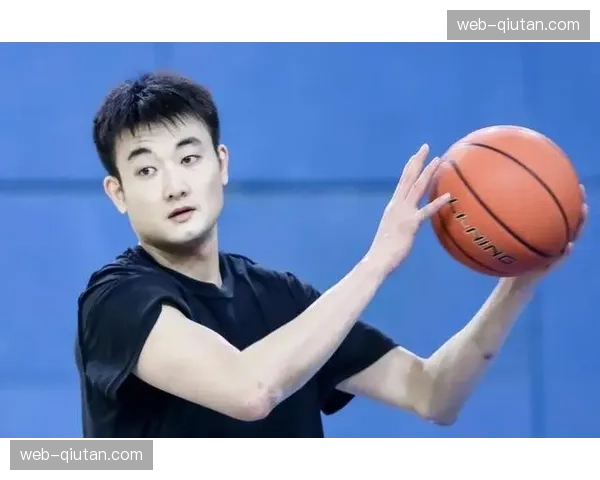 丛明晨经短暂治疗后回到替补席，初步检查结果为腿部硬伤